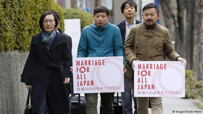 Un total de 13 parejas de Tokio y de otras ciudades de Japón se han unido para presentar una denuncia común ante la Justicia de Tokio por considerar que las leyes sobre matrimonio violan la igualdad.