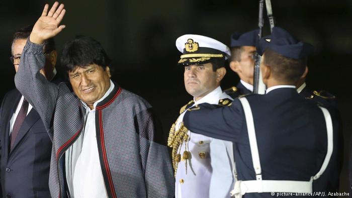 Una encuesta publicada por el diario Página Siete y realizada por la firma Mercados y Muestras afirma que el presidente de Bolivia, Evo Morales y el exmandatario Carlos Mesa, se encuentran virtualmente empatados en la intención de voto para las elecciones presidenciales de octubre próximo. En una eventual y casi segura segunda vuelta, Mesa obtiene amplia ventaja.