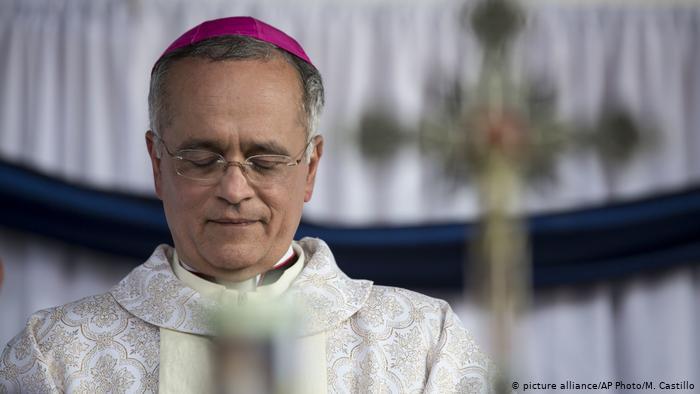 Silvio Báez recomendó a la oposición seguir dialogando antes de viajar a Roma, donde fue trasladado por el papa por razones de seguridad.