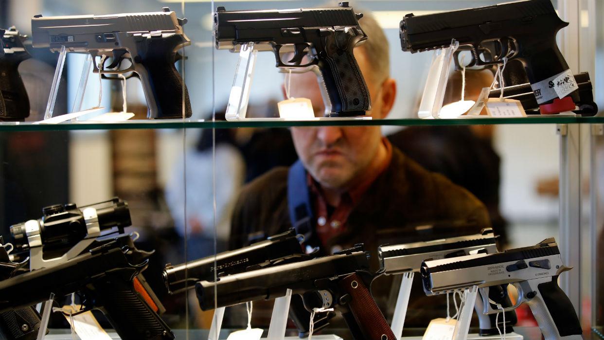 Los suizos votan en referendo si respaldan la ley del gobierno destinada a endurecer la compra y tenencia de armas para adaptarse a la legislación europea o dan la razón a los practicantes de tiro deportivo que se oponen por sentir que amenaza su actividad.