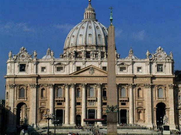 El Presidente de la Comisión Pontificia del Estado de la Ciudad del Vaticano, el Cardenal Giuseppe Bertello, firmó un decreto con medidas para afrontar la emergencia de sanidad pública, en el que se explica que habrá sanciones económicas a quien no cumpla estas normas, como la vacunación, y si se persiste se podrá llegar "a terminar la relación laboral" para quienes no tengan "comprobadas razones de salud".