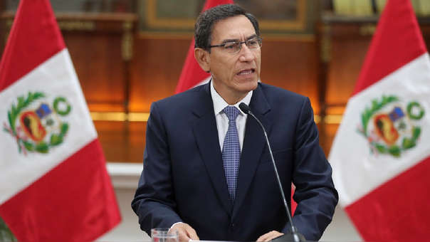 Por 12 meses el Presidente del Perú, Martín Vizcarra, fue suspendido por el Congreso de esa nación por "incapacidad temporal", después de que el jefe de Estado había anunciado la disolución de la Cámara, generando una crisis política por el enfrentamiento entre dos ramas del poder público, que se sabe cómo empezó, pero que tiene a los peruanos y a la comunidad internacional pendiente de su desenlace.