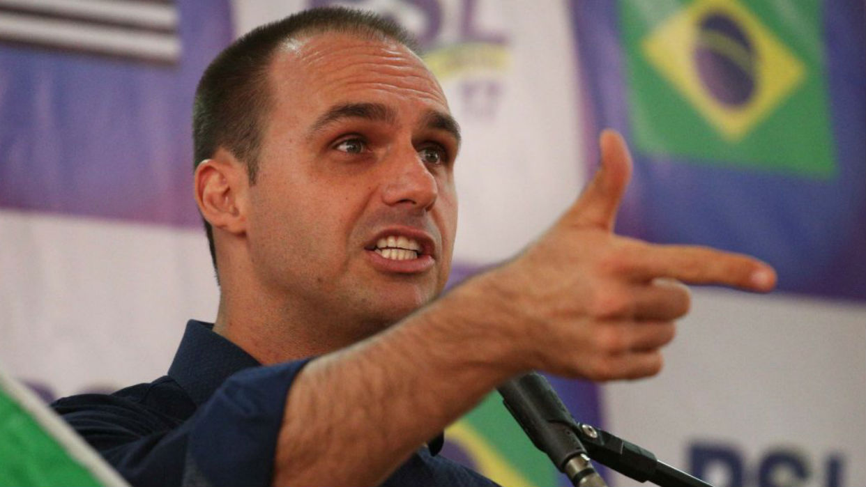 Eduardo Bolsonaro, hijo del candidato presidencial ultraderechista Jair Bolsonaro, se convirtió en el diputado federal más votado de la historia de Brasil, al obtener 1.814.443 votos en los comicios a la Cámara Baja.