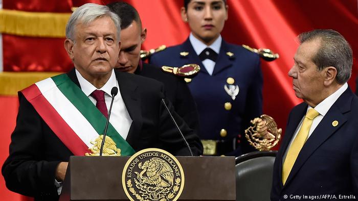 Tras ganar las elecciones en julio, el izquierdista y veterano líder político mexicano Andrés Manuel López Obrador fue juramentado como nuevo jefe de Estado de México, en la segunda mayor economía de América Latina.