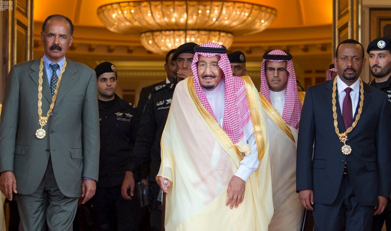 Dos meses después de haber puesto fin oficialmente al conflicto que los enfrentaba desde hace casi 20 años, Eritrea y Etiopía firmaron un histórico Acuerdo de Paz que permitirá normalizar sus relaciones como países vecinos. La ceremonia se realizó en la ciudad de Yeda (Arabia Saudita) ante la presencia del rey de ese país, Salman bin Abdelaziz y el Secretario General de la ONU, António Guterres.