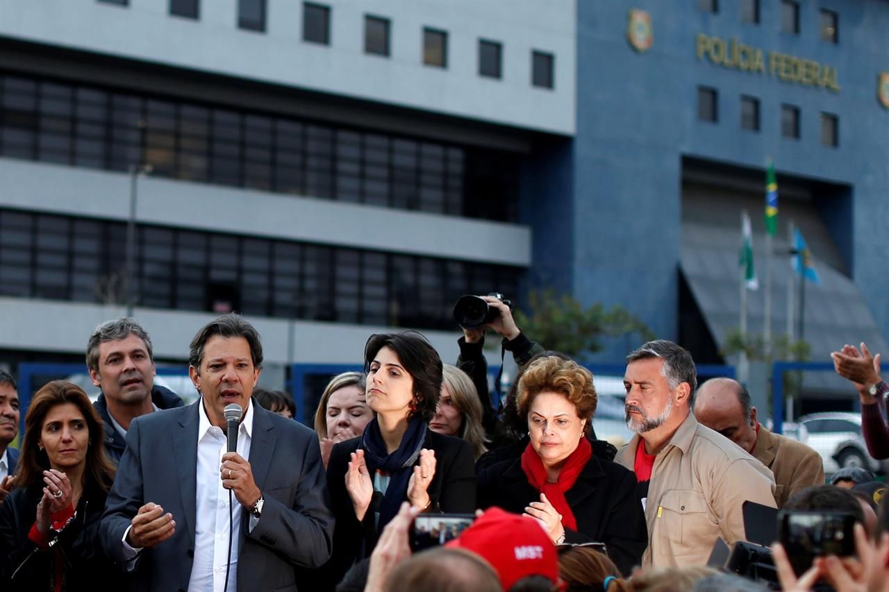 El encarcelado exmandatario Luiz Inácio Lula da Silva se retiró este martes de la carrera por la Presidencia de Brasil para que su compañero de fórmula, Fernando Haddad, pueda postular en las elecciones del próximo mes, dijo un alto funcionario del Partido de los Trabajadores (PT).