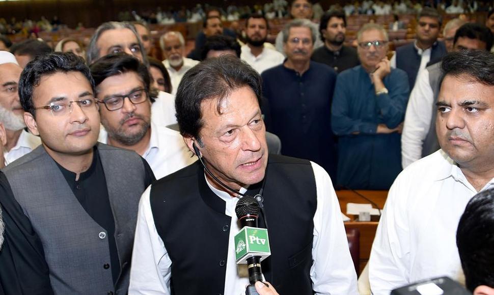 El político de 65 años pone fin a décadas de alternancia en el poder de la Liga Musulmana de Pakistán (PML-N), del encarcelado ex primer ministro Nawaz Sharif y el Partido Popular de Pakistán (PPP), de Bilawal Bhutto. "Yo, Imran Khan, juro solemnemente que soy un musulmán y creo en la unidad y finalidad del todopoderoso Alá. Yo, con la mayor sinceridad, seré leal al país", afirmó Khan ante el presidente del país.