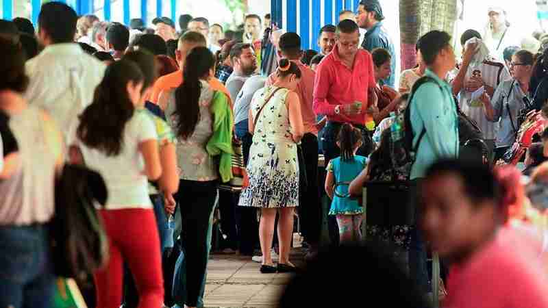 Miles de nicaragüenses huyen de la violencia