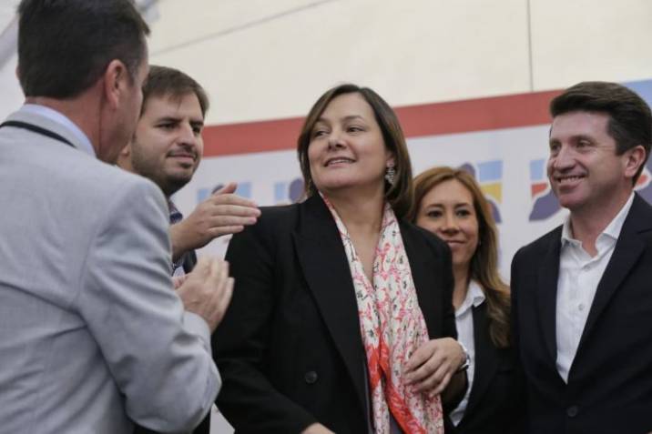 Con el 41,9%, seguida por Hoyos con el 37,7% y Diego Molano con 20,4%, según el resultado de una encuesta, Angela Garzón, se convirtió en la candidata única del Centro Democrático a la alcaldía de Bogotá.
