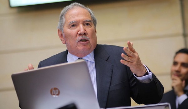 Otro debate más de moción de censura en el Senado de la República contra el Ministro de Defensa Guillermo Botero, deja esta vez en la cuerda floja su permanencia en el Gobierno, tras las denuncias del senador Roy Barreras que establecen que el alto funcionario no le dijo la verdad al país  en un bombardeo en el departamento del Caquetá.