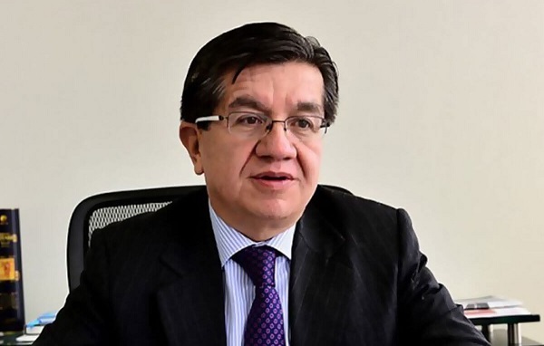El ministro de Salud, Fernando Ruiz, anunció en sesión virtual de la Comisión Primera del Senado, que la cuarentena no terminará el 27 de abril, pero sí se permitirá la apertura gradual y controlada a algunos sectores de la economía nacional. 