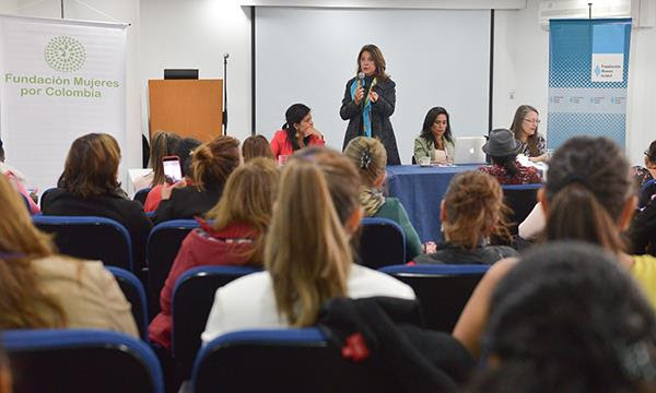 En el octavo taller de Liderazgo Ciudadano y Empoderamiento Político la Vicepresidenta de la República Marta Lucía Ramírez invitó a todas las mujeres de Colombia a “dar un paso adelante y contribuyan a construir el país en paz y próspero que todos queremos”.