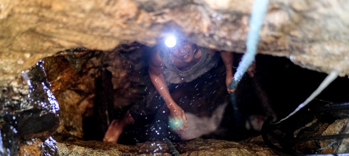 Una sexta parte de la producción mundial de oro se extrae de pequeñas minas, donde trabajan unos 15 millones de personas usando agentes químicos peligrosos, entre ellas 4,5 millones de mujeres y más de 600.000 niños.