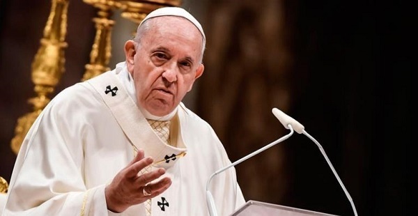 “Hoy todos vosotros, hermanos sacerdotes, estáis conmigo en el altar. Vosotros consagrados. Sólo os digo una cosa: no seáis testarudos como Pedro. Dejaos lavar los pies. El Señor es vuestro siervo, Él está cerca de vosotros para daros la fuerza para lavar los pies”.