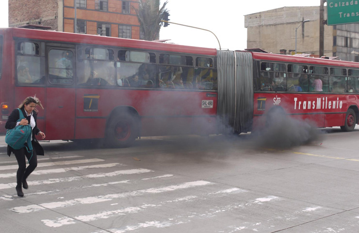Lo paradójico es que los vehículos que más contaminan el aire de la ciudad son los que prestan el servicio público, valga decir: Transmilenios, SITP, busetas y los carros particulares que han cumplido la llamada vida útil. 