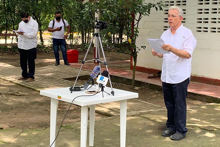 Después de recuperar su libertad, Álvaro Uribe Vélez, retomó su verbo en la política al leer un comunicado desde su finca el Úberrimo donde insiste en acabar con la Jurisdicción Especial para la Paz, modificar los acuerdos de La Habana y reformar el Congreso.