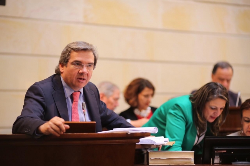 El senador Germán Varón Cotrino ponente del proyecto de ley que establece la prórroga de la ley de orden público, explica los alcances de la iniciativa en las Comisiones Primeras del Congreso. 