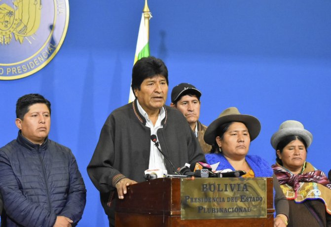 La renuncia del Presidente de Bolivia Evo Morales, argumentando un “golpe cívico, político y policial”, va más allá de esa afirmación, puesto que después de las elecciones del 20 de octubre, cuando la oposición empezó a denunciar irregularidades en los escrutinios, ratificados por la OEA, obligó al saliente jefe de Estado a convocar nuevas elecciones, pero eso, no fue suficiente.