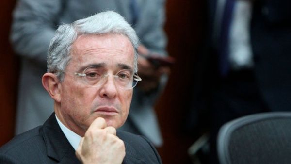 -La Corte Suprema de Justicia ordenó casa por cárcel contra el senador y expresidente de Colombia Álvaro Uribe Vélez.-
