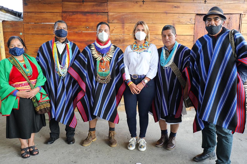 La viceministra del deporte, Lina Barrera, estuvo presente en el Valle de Sibundoy, en el departamento de Putumayo, cumpliendo el compromiso establecido entre la entidad y los pueblos indígenas de la región, para el fortalecimiento de la infraestructura deportiva y las prácticas ancestrales.