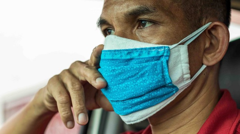 Los Centros para el Control y la Prevención de Enfermedades de EE UU (CDC) han recomendado este llevar doble mascarilla y ajustarlas todo lo posible a las vías respiratorias para evitar contagiarse de las nuevas cepas de la Covid-19, más infecciosas que las anteriores.