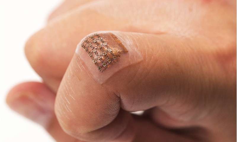 Un nuevo parche ultrasónico portátil, que monitorea de forma no invasiva la presión arterial, en las arterias profundas debajo de la piel, podría ayudar a las personas a detectar problemas cardiovasculares de forma más temprana y con mayor precisión.