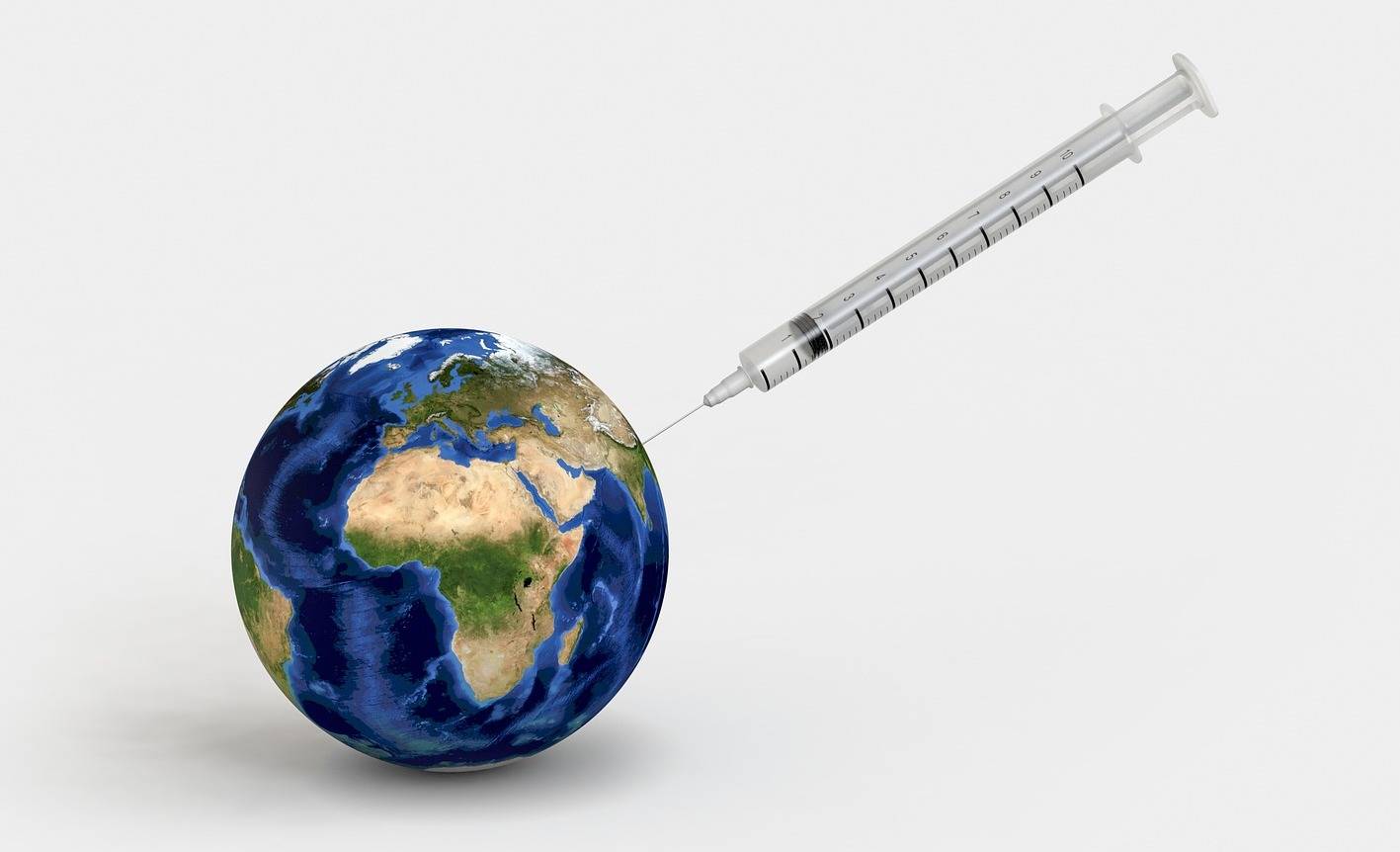 La población del mundo afronta grandes desafíos de salud, que van desde brotes de enfermedades prevenibles con vacunas y la resistencia a los medicamentos anti patógenos, hasta malos hábitos que provocan enfermedades crónicas y muertes prematuras, además de factores ambientales como la contaminación y el cambio climático.