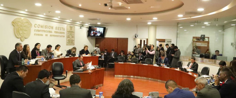 La Ministra de Tecnologías de la Información y las Comunicaciones (TIC), Sylvia Constaín, asistió a la Comisión Sexta de la Cámara de Representantes, donde explicó que la nueva política TIC ‘El futuro digital es de todos’ busca cerrar las brechas, no solamente entre lo urbano y lo rural, sino las que persisten dentro de las mismas ciudades.