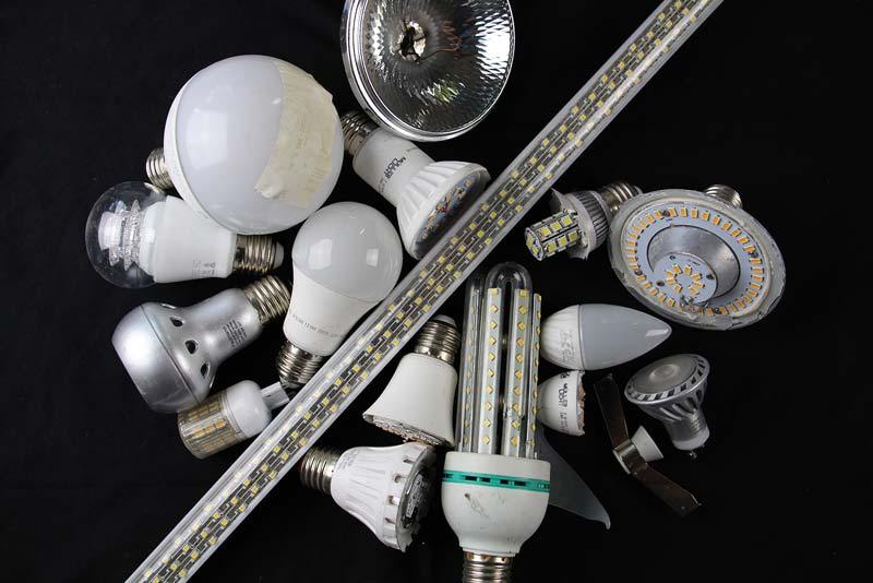 Los componentes del LED no son necesariamente los mismos en todos, pueden variar según su fabricación. Los diodos emisores de luz generan un espectro azul que luego es convertida en luz blanca a través de una cubierta de fósforo. La matriz del LED es inorgánica y en ella se encuentran pequeñas cantidades de metales raros. 